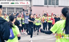 米兰体育中国官网-热情洋溢的比赛现场，球员们尽情奔跑拚搏的简单介绍