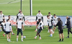 米兰体育官方-包含尤文图斯大将备战重要欧冠战的词条