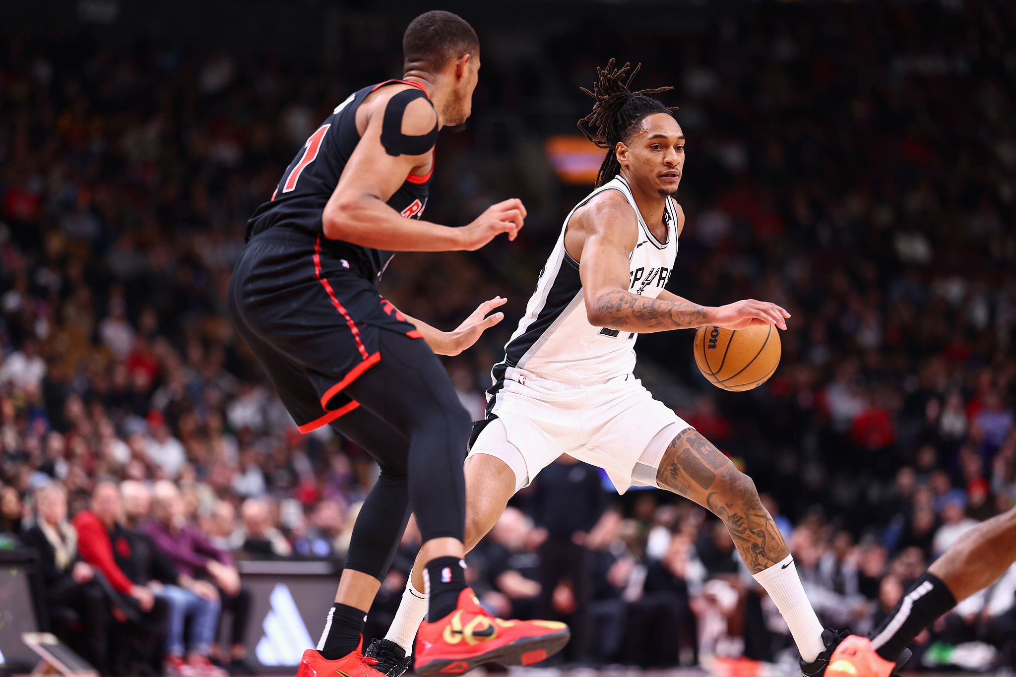 猛龙不敌马刺遭遇失利 猛龙不敌马刺遭遇失利