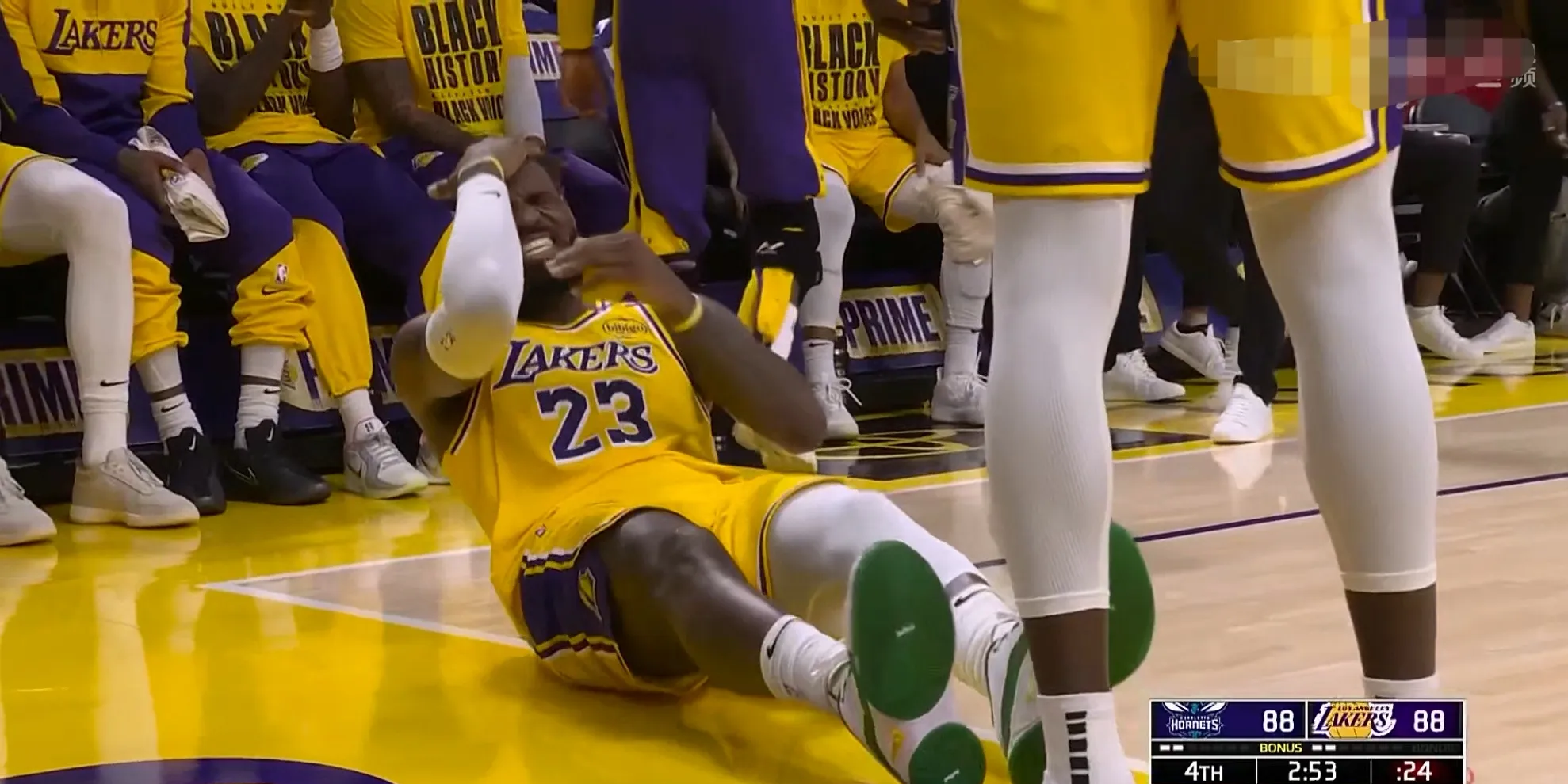 关于黄蜂惨败活塞，东部战绩下滑的信息