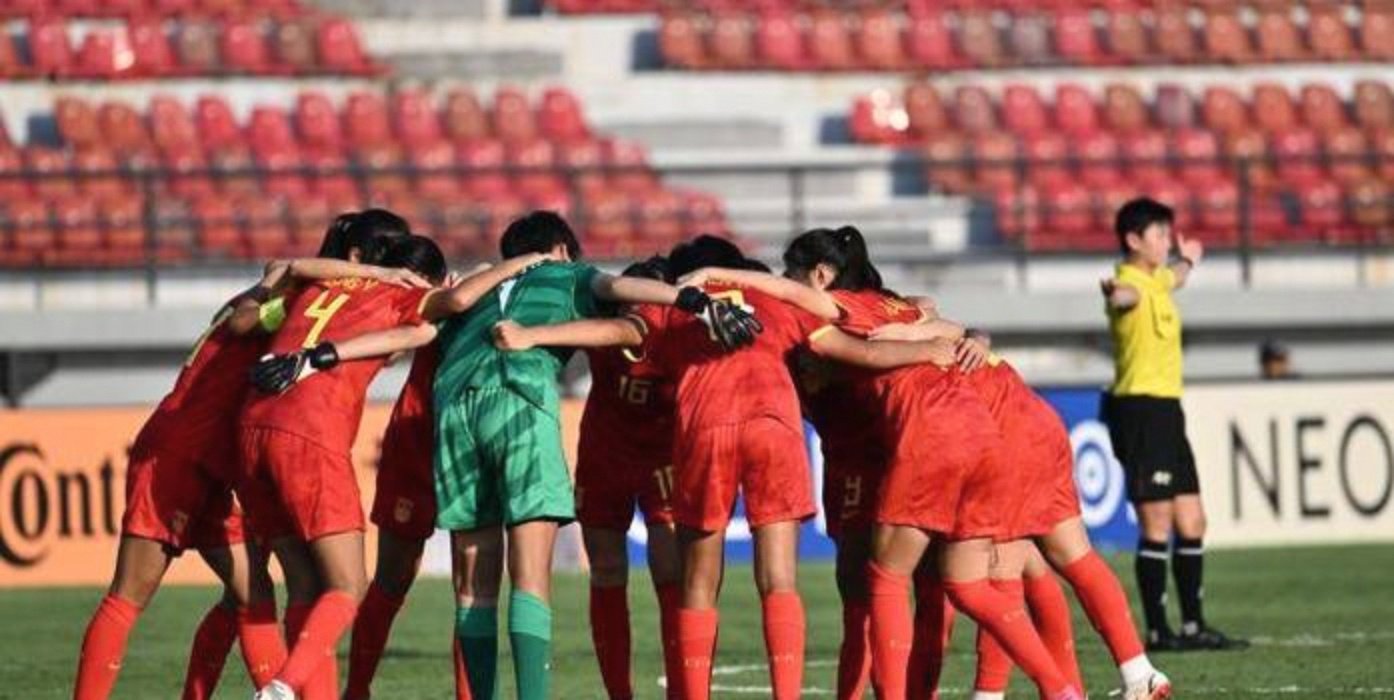 中国足球队在热身赛中迎战强劲对手