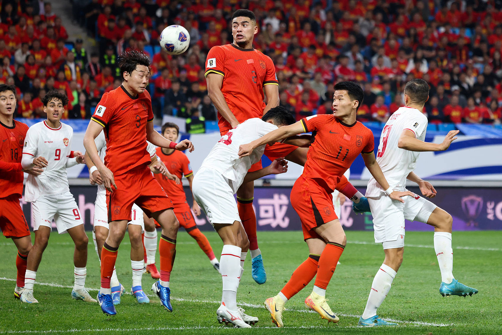 争夺激烈，中国队员全力冲击领跑的简单介绍