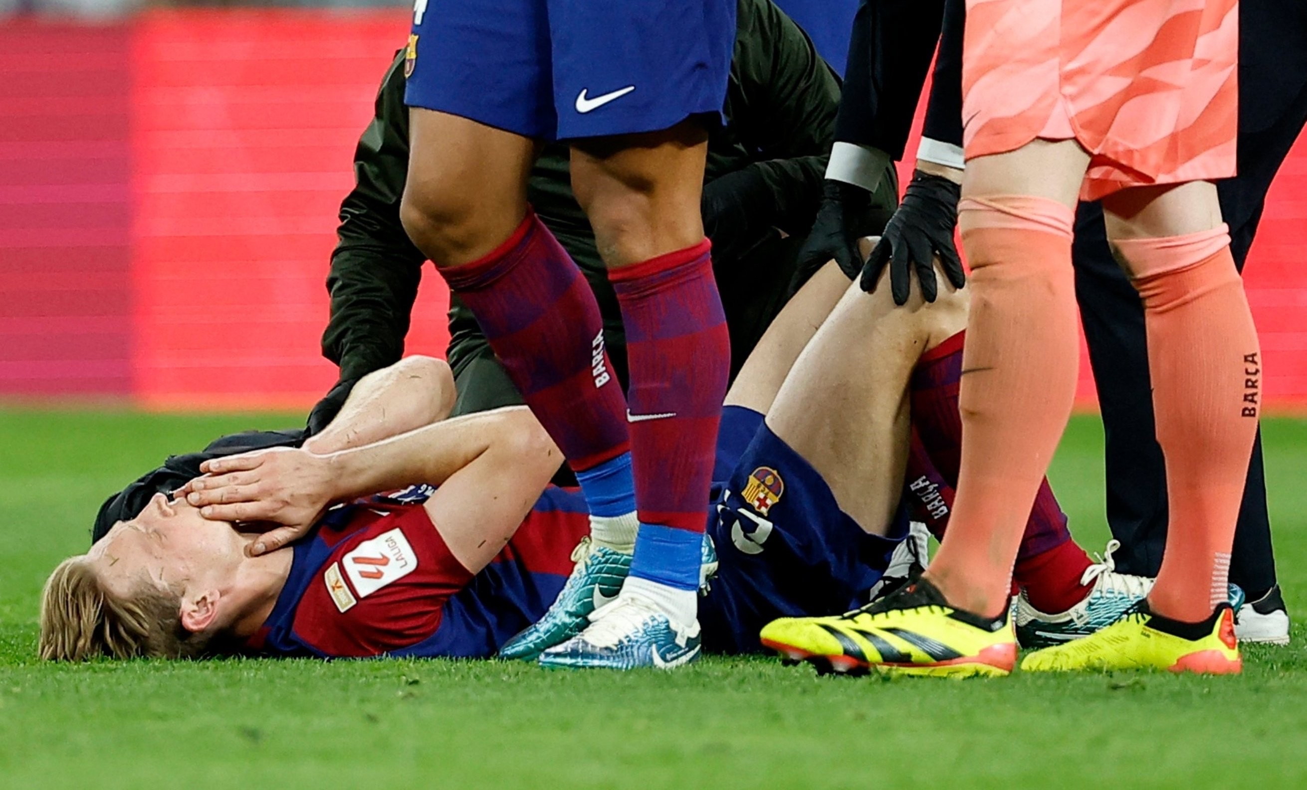 巴塞罗那球星受伤退出赛场，影响球队战术调整