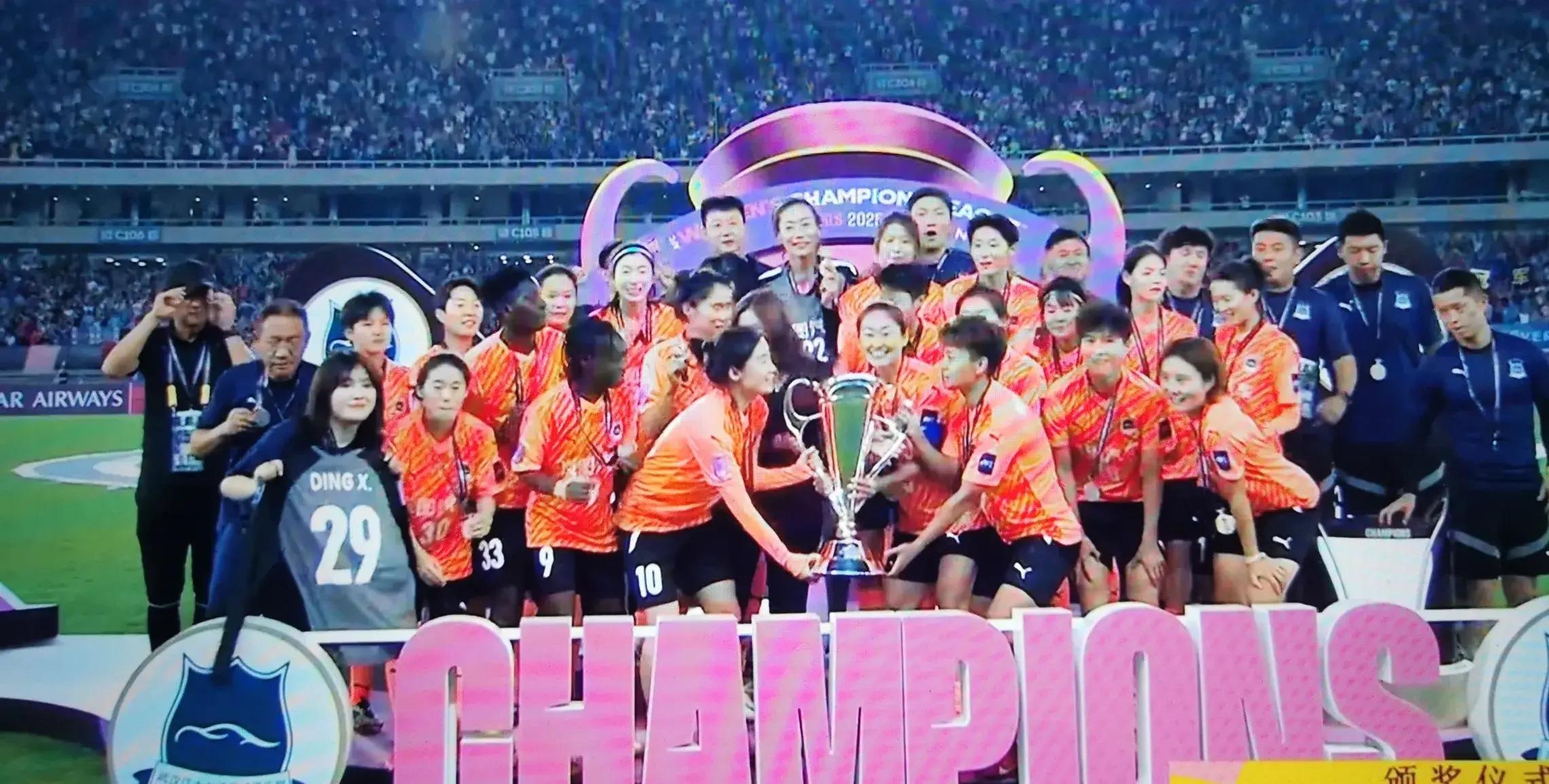 争夺冠军女足比赛场面观众情绪高涨的简单介绍 争夺冠军女足比赛场面观众情绪高涨的简单介绍