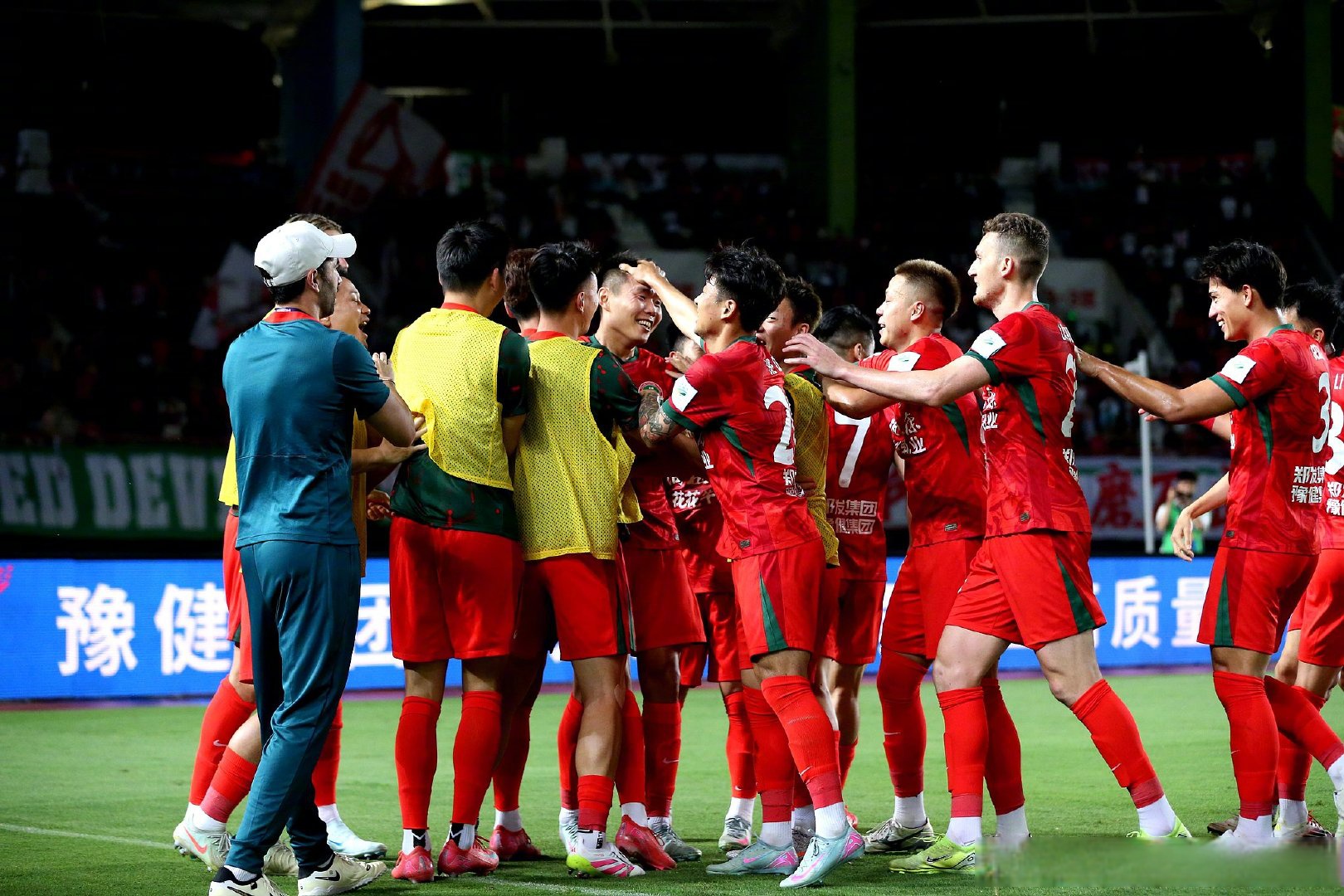 足球大赛：球员们在场上拼尽全力力争胜利