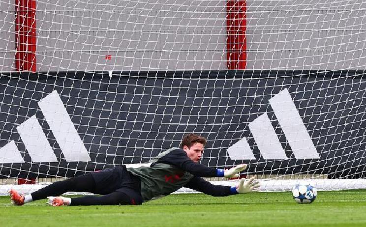 包含拜仁慕尼黑备战欧冠：尝试全新战术打法的词条