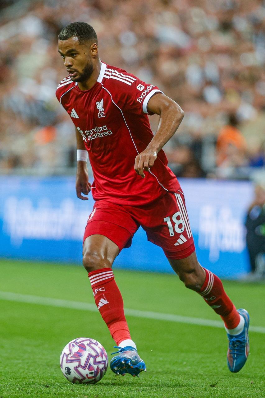 关于利物浦官方确认主力中锋因伤缺席，新援或有登场机会的信息